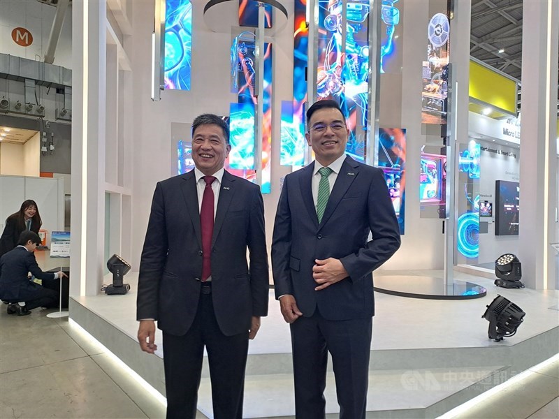 面板廠友達光電董事長彭双浪在線上法說會表示，看好AI市場，微型發光二極體（Micro LED）在光通訊領域，鎖定光共封裝模組（CPO）應用，可望在2、3年看到成果；圖為友達董事長彭双浪（左）、總經理柯富仁（右）在Touch Taiwan智慧顯示展。（中央社檔案照片）