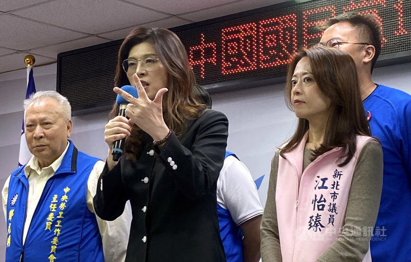 國民黨主席鄭麗文（左2）30日在新北市黨部出席模範勞工表揚大會致詞表示，副主席季麟連與立法院長韓國瑜為多年老同志不會被分化，季麟連對軍購案相關發言屬一時情緒，無須擴大解讀。中央社記者黃旭昇攝　115年4月30日