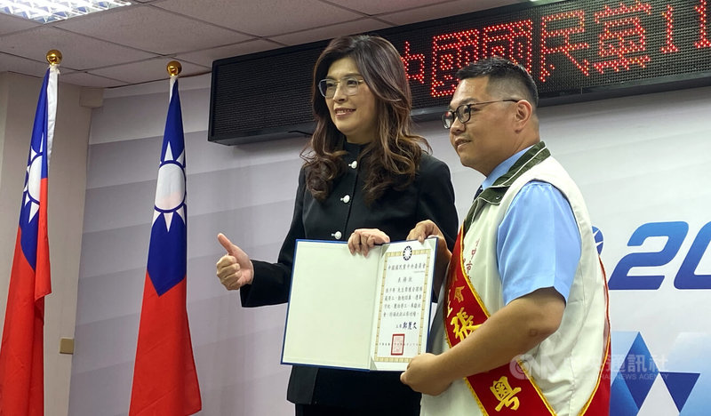 國民黨主席鄭麗文（左）30日下午出席黨內「中央勞工委員會115年模範勞工表揚大會」，頒發表揚狀給模範勞工張子粵（右）。中央社記者黃旭昇攝　115年4月30日