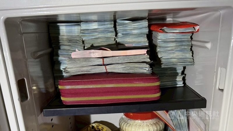 新北市新店區一間停業旅館淪性交易場所，警方日前破門攻堅逮捕主嫌、外籍女子及男客共16人，並查扣逾478萬元不法所得。（翻攝畫面）中央社記者曹亞沿傳真 115年4月30日