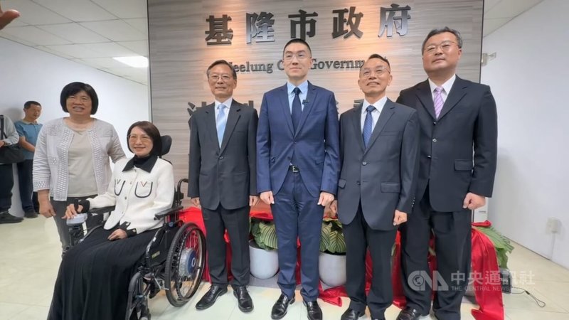 基隆市政府法制及勞動處30日揭牌啟用，由律師劉邦繡（右2）擔任處長，基隆市長謝國樑（右3）盼法勞處成立後，與政風處雙軌提供法律意見，讓公務員能更安心完成工作。中央社記者王朝鈺攝　115年4月30日