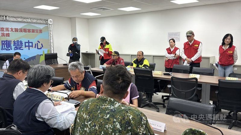 花蓮縣政府30日與3鄉鎮舉行堰塞湖災害疏散避難演練，行政院政務委員季連成（後右2）視察光復鄉應變中心。中央社記者張祈攝　115年4月30日