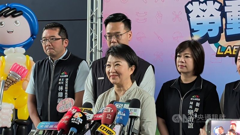 台中市長盧秀燕（前）30日受訪時表示，國民黨是百年的民主政黨，重大議題黨內有不同意見是理所當然，她並向立法院長韓國瑜表達「辛苦了」，也強調國民黨一定要團結。中央社記者蘇木春攝　115年4月30日