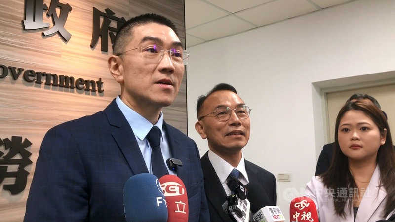 基隆市長謝國樑（左）30日出席基隆市政府法制及勞動處揭牌啟用典禮受訪表示，基隆市第2名副市長人選，將在5月5日市務會議後對外宣布。中央社記者王朝鈺攝　115年4月30日