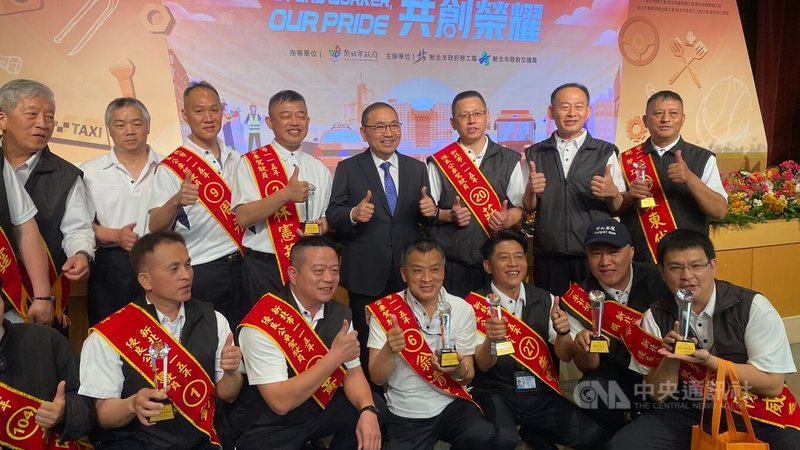 勞動節前夕，新北市長侯友宜（後右4）30日頒獎表揚170名模範勞工、60名優良駕駛及13家優良工會，並和與會優良公車駕駛員合影留念。中央社記者黃旭昇攝　115年4月30日