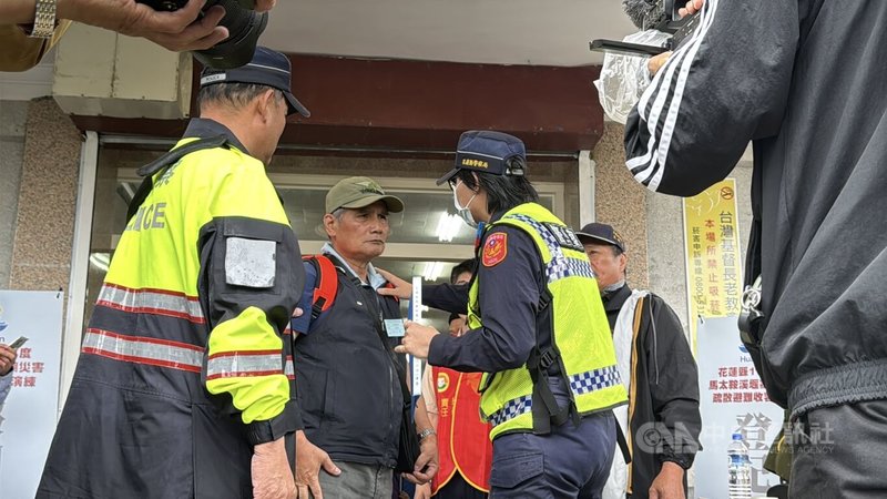 花蓮縣政府30日在光復鄉舉行堰塞湖防災演練，有3鄉鎮共12村里參與，總計設置10處收容所，保全戶撤離人數約4000人。過程中也安排於收容處所發生暴動情境，演練逼真。中央社記者張祈攝　115年4月30日