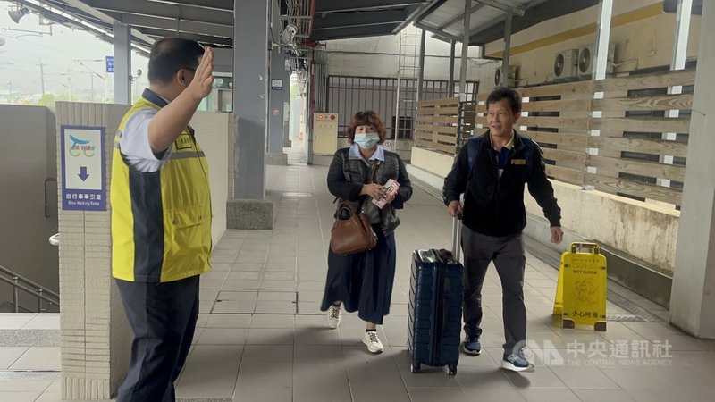 花蓮縣政府30日在光復鄉舉行堰塞湖防災演練，模擬堰塞湖溢流潰決，台鐵人員配合引導遊客前往大廳等待。中央社記者張祈攝　115年4月30日