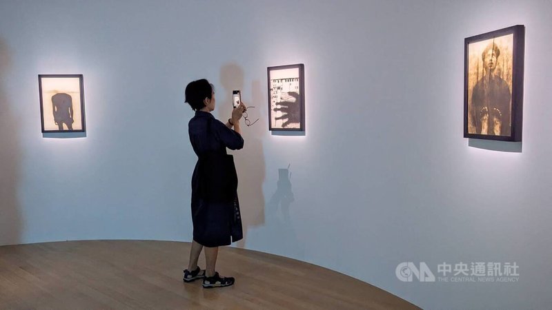 已故攝影家張照堂於1960年代創作的「存在與虛無」系列作品，5月起將在台北市立美術館特展「物質世界」中展出，以實驗銀鹽相紙的媒材特性呈現詭譎而超現實的畫面構圖。中央社記者王寶兒攝　115年4月30日