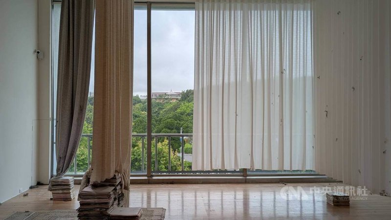 台北市立美術館特展「物質世界」5月登場，以北美館典藏為主軸，也包含3件委託製作作品，其一為藝術家湯雅雯作品「揚起」，以灰塵、棉絮為展間主角。中央社記者王寶兒攝　115年4月30日