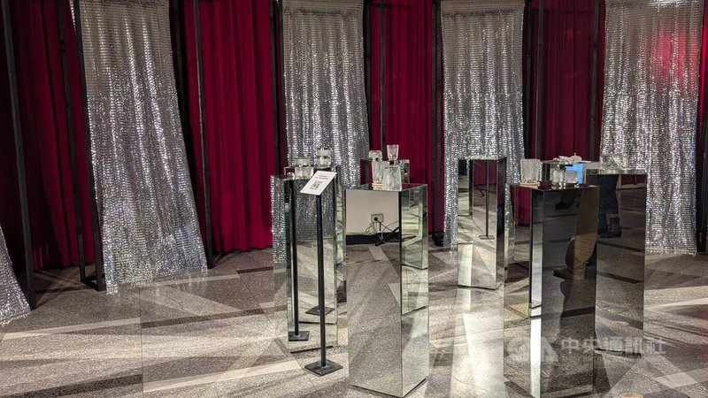 台電文創2026年度特展「60Hz STEREO/RETRO：千瓦之後 ∞ 電氣回聲」將於5月2日起在台北登場，展覽中拆解電表零件，以此讓觀眾一覽「瓦瓦碗」與「千千杯」等再製成品。中央社記者王寶兒攝　115年4月30日