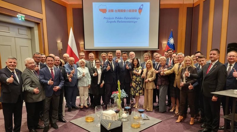 駐波蘭代表處29日舉辦「波台國會小組」春季酒會，駐波蘭代表劉永健（中間右1）主持酒會，小組主席圖斯科拉斯（中間左1）及跨黨派參眾議員出席。（駐波蘭代表處提供）中央社記者鄭淨伃華沙傳真　115年4月30日