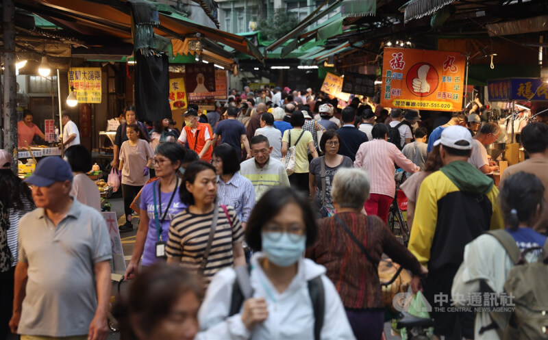 圖為民眾在台北市信義區虎林市場採買。（中央社檔案照片）