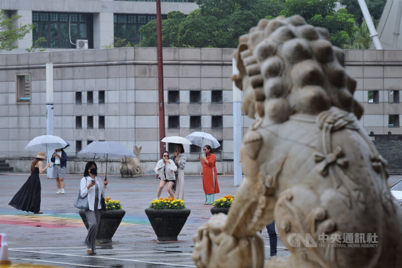 受鋒面影響，30日中部以北有較大雨勢，各地氣溫下降感受濕涼；5月1日鋒面遠離後天氣將轉晴，氣溫也會逐日回升。圖為台北市政府前廣場30日午後人潮。中央社記者王飛華攝　115年4月30日