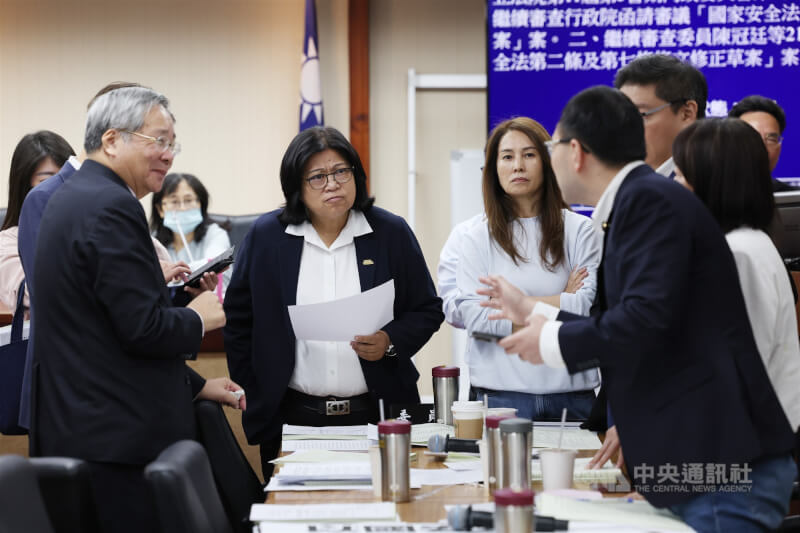 立法院內政委員會30日進入國安法逐條審查，審查攸關任何人不得公開鼓吹對台發動戰爭的國家安全法部分條文修正草案，在野立委質疑修法恐箝制言論自由。圖為朝野立委休息時交換意見。中央社記者張新偉攝　115年4月30日