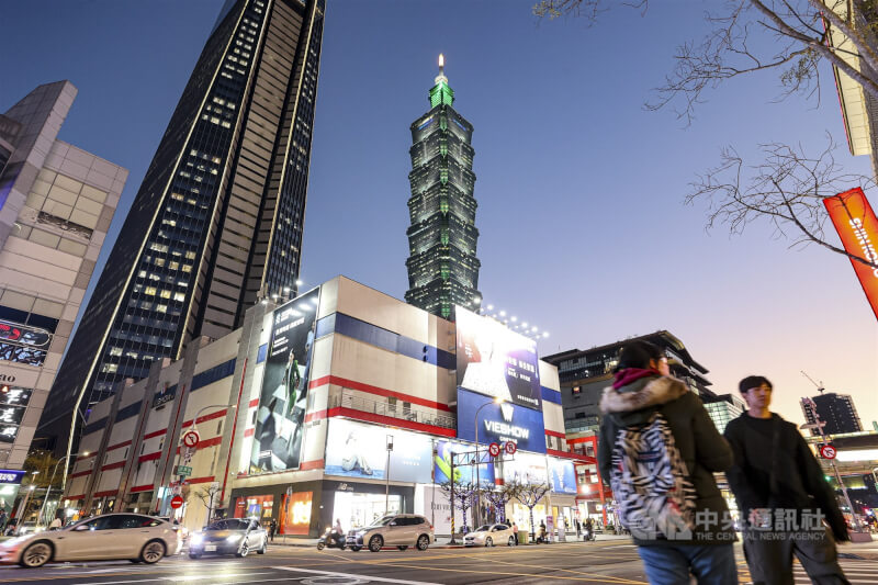 圖為台北市信義商圈街景。（中央社檔案照片）