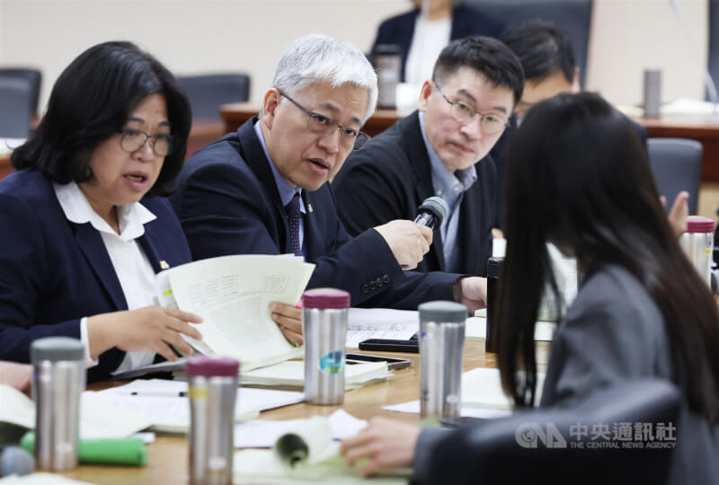 立法院內政委員會30日邀請內政部常務次長吳堂安（左2）、陸委會副主委梁文傑（左3）等人列席。審查攸關任何人不得公開鼓吹對台發動戰爭的國家安全法部分條文修正草案，由於朝野無法達成共識，會議主席、民進黨召委李柏毅宣布擇期再審。中央社記者張新偉攝　115年4月30日