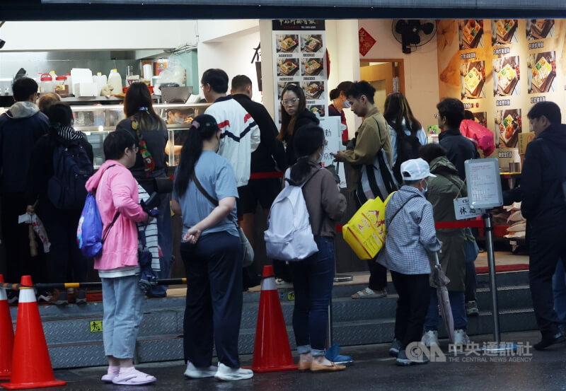 行政院主計總處30日公布2026第1季經濟成長概估統計為13.69%，較2月預測值增加2.23個百分點，且創下民國76年第3季以來、近39年單季最高水準。圖為台北市區傍晚排隊購買便當的人潮。中央社記者郭日曉攝　115年4月30日