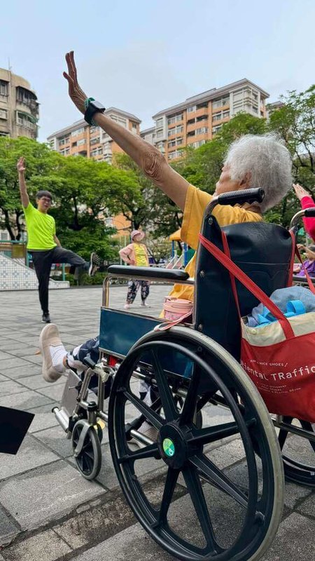 原本每天都會與朋友相約運動的金奶奶，在一次跌倒導致髖關節受傷後，多以輪椅代步，更因恐懼再次跌倒而減少運動；但弘道外展服務讓她發現，即使坐輪椅，也可在能力所及運動。（弘道老人福利基金會提供）中央社記者曾以寧傳真　115年4月30日