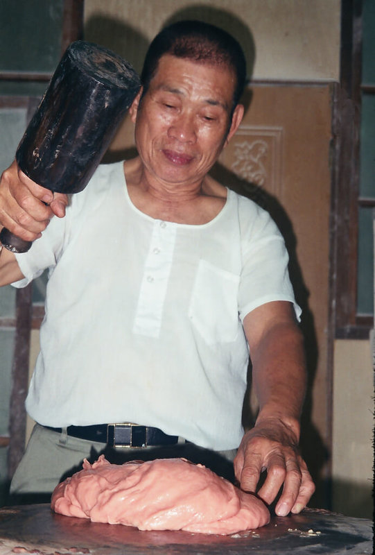 新竹「海瑞摃丸」創辦人黃海瑞（圖）1948年在南門市場經營麵攤，堅持選用當天現宰黑毛豬後腿肉製作純肉摃丸，後續更一路發展出「米粉配摃丸湯」的經典組合，成為竹市伴手禮文化。（海瑞摃丸提供）中央社記者魯鋼駿傳真　115年4月30日