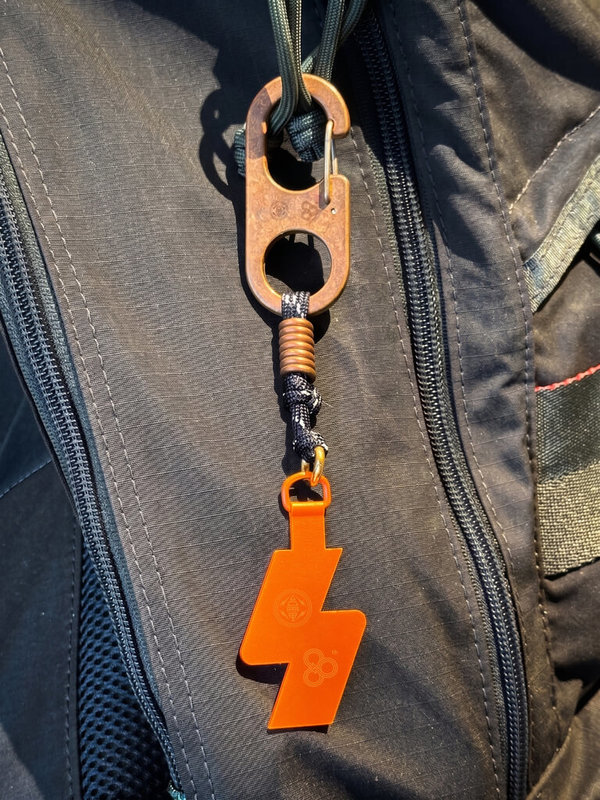 台電將退役纜線重新鎔鑄打造成兼具鑰匙圈、背包掛件功能的萬用掛鉤，保留線材原有的天然紋理，賦予每個掛鉤專屬歲月印記。（台電提供）中央社記者曾智怡傳真　115年4月30日