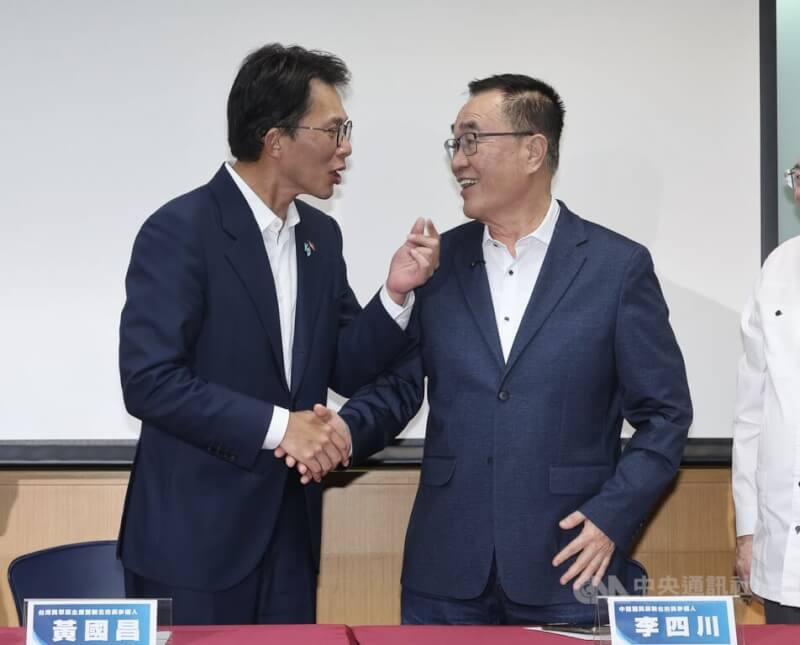 國民黨與民眾黨28日下午舉行「藍白聯合治理新北市長民調結果發布記者會」，宣布由前台北市副市長李四川（右）勝出，將代表藍白參選。左為參與競爭的民眾黨主席黃國昌（左）。中央社記者張皓安攝　115年4月28日