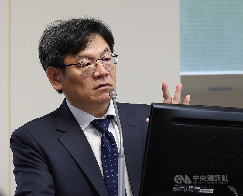 立法院經濟委員會30日審查國家發展委員會及所屬單位預算部分，邀國發會主委葉俊顯報告並備質詢。台灣少子化問題日益嚴峻，葉俊顯在立法院表示，府院近期應會有重大宣布，相關政策不排除擴大「0到6歲國家一起養」，甚至延伸適用年齡，以減輕家庭負擔。中央社記者張新偉攝　115年4月30日