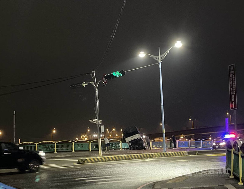 台中警方30日凌晨獲報，大里區立元一橋上有小貨車自撞護欄，警方到場發現蕭姓駕駛受傷，且經酒測超標，警方依規定開單扣車及扣牌，並將蕭男依法送辦。（翻攝照片）中央社記者蘇木春傳真　115年4月30日