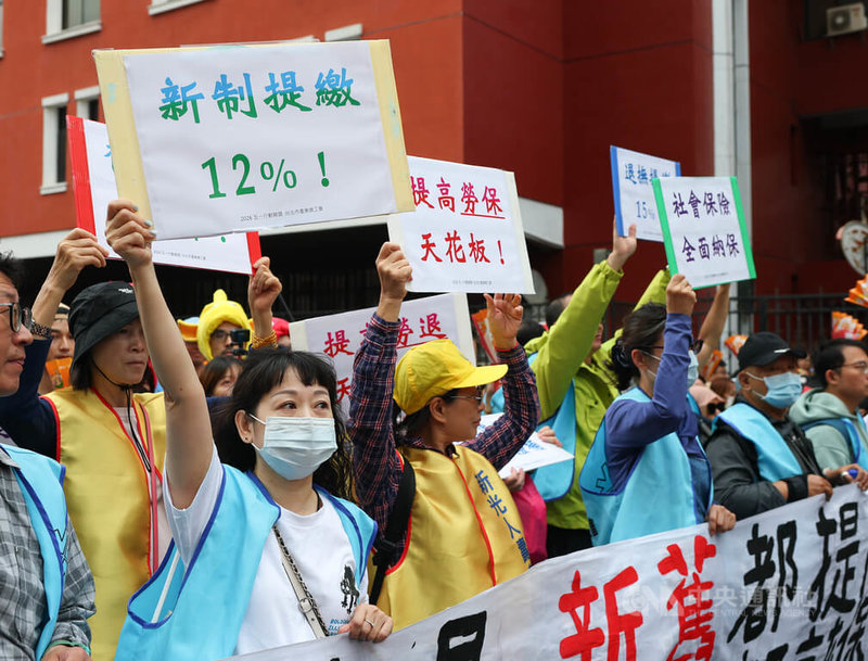 勞團五一行動聯盟1日舉行勞工大遊行，遊行隊伍下午在立法院旁濟南路集會，與會者高舉「新制提繳12%」等標語表達訴求。中央社記者謝佳璋攝　115年5月1日