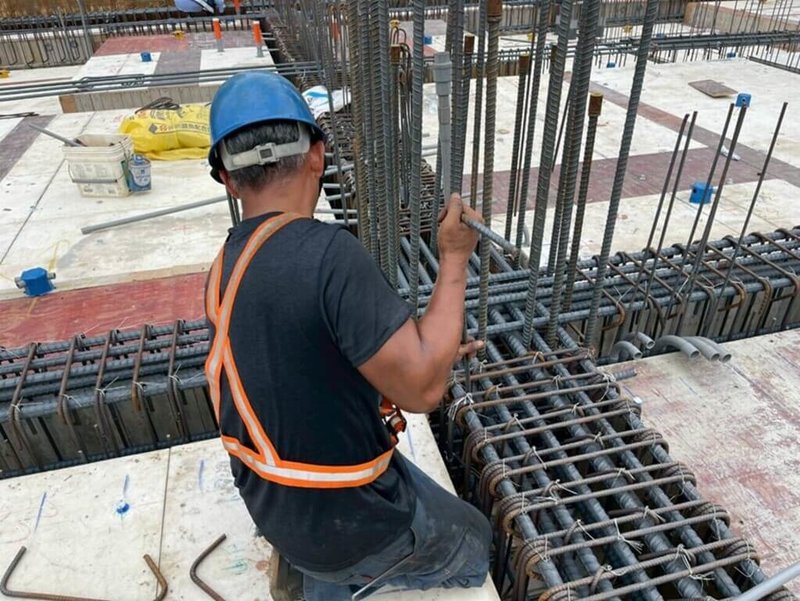 高雄前鎮亞灣智慧公宅導入AI智慧監測系統，透過感測設備與即時數據分析，可讓工安管理從被動應對轉為主動預防，進一步強化整體安全防護機制。（高雄市都發局提供）中央社記者林巧璉傳真　115年5月1日