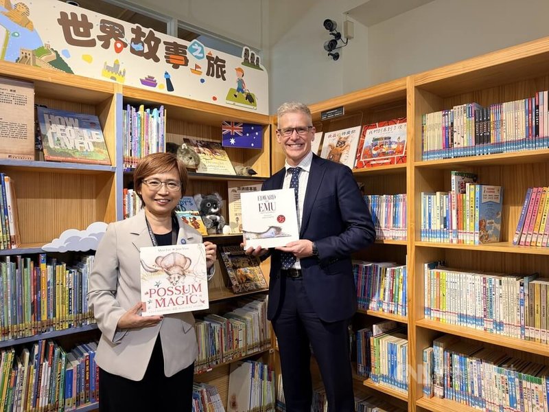 澳洲辦事處捐贈50本精選繪本給國立台灣文學館（台文館），澳洲辦事處代表馮國斌（右）親自出席贈書儀式，由台文館館長陳瑩芳（左）代表受贈。（國立台灣文學館）中央社記者邱祖胤傳真　115年5月1日
