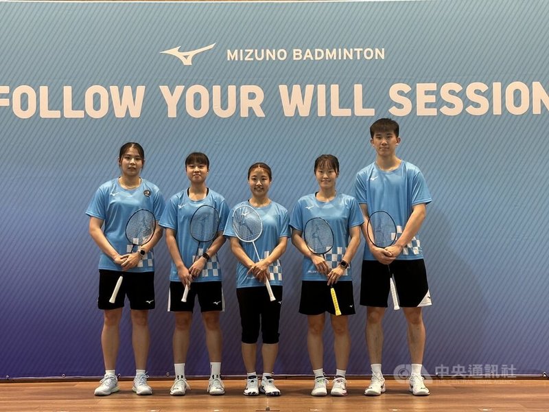 日本羽球好手奧原希望（中）訪台，1日在台北出席和贊助商Mizuno合作的Follow Your Will Session教學營活動，和台灣羽球好手葉宏蔚（右）等人合影。中央社記者黎建忠攝　115年5月1日