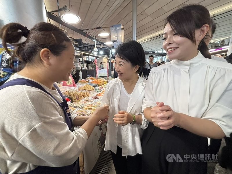 新竹市長高虹安（前右）與台中市長盧秀燕（前右2）1日一同參訪新竹漁港「竹風漁市」，盧秀燕表示，現場動線規畫完善，也有多元海鮮商品販售，可一探竹市在城市建設發展的用心。中央社記者郭宣彣攝 115年5月1日