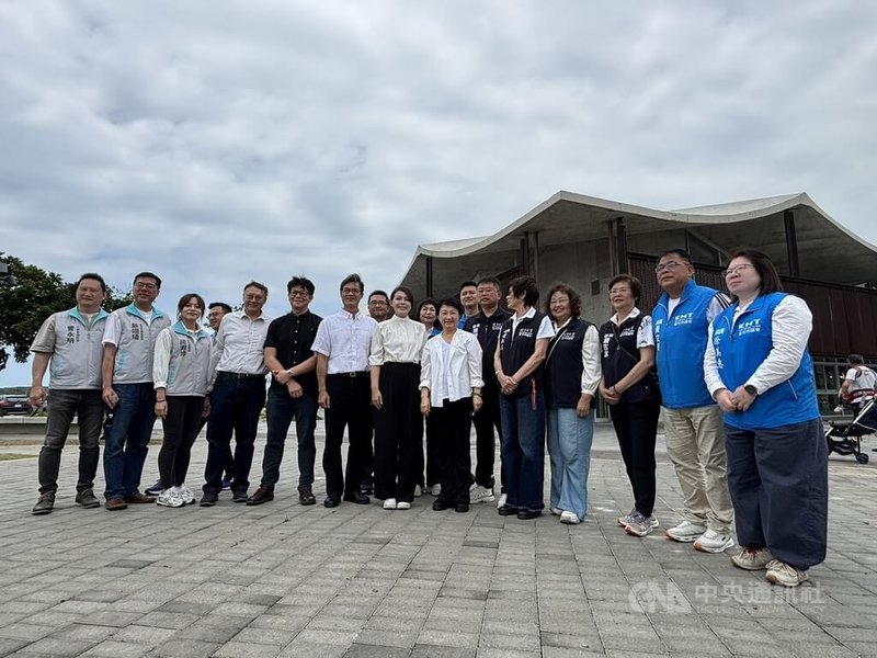 新竹市長高虹安（前右7）與台中市長盧秀燕（前右6）1日前往新竹漁港「竹風漁市」參訪並互相交流市政，眾人並在「竹風漁市」外合影留念。中央社記者郭宣彣攝　115年5月1日