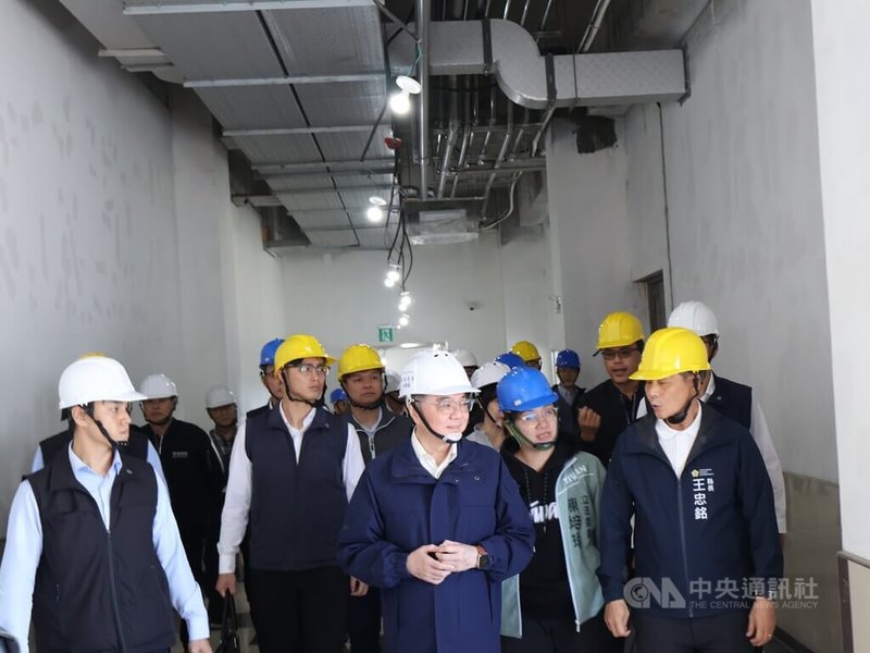 行政院長卓榮泰（前排中）1日視察馬祖酒廠2廠新建工程，他說，若立院能重新審議並通過行政院版財劃法修正案，可望消除地方財政壓力，讓連江縣政府有更多能力投入酒廠營運。中央社記者潘欣彤攝　115年5月1日