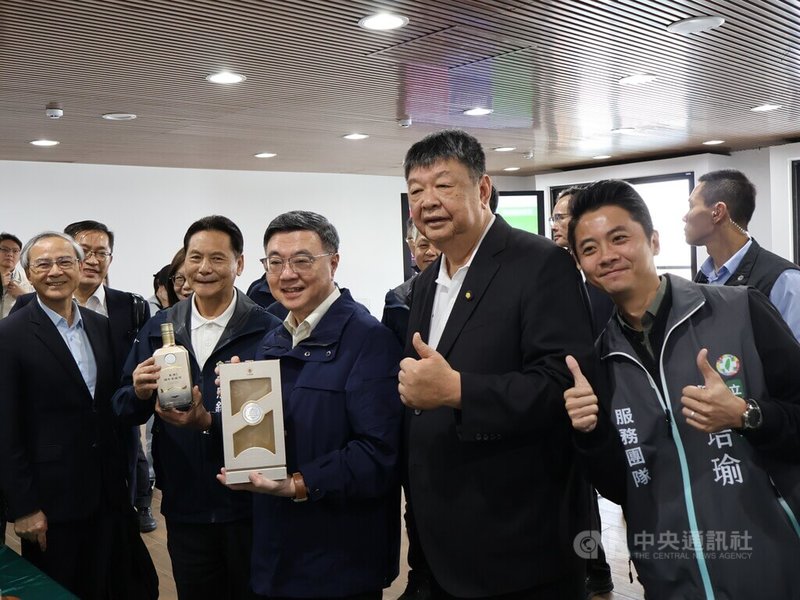 行政院長卓榮泰（前右3）1日視察馬祖酒廠2廠新建工程，肯定馬祖高粱不僅深受國人喜愛，更屢獲國際競賽大獎，期盼新建工程完工後，新的酒廠、新的高粱能再次奪得世界冠軍。（小提醒：禁止酒駕，飲酒勿開車，飲酒過量，有害健康。）中央社記者潘欣彤攝　115年5月1日