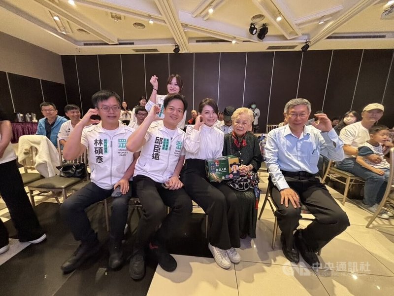 台灣民眾黨創黨主席柯文哲（前右）1日出席民眾黨新竹黨部舉辦的母親節聯歡活動，新竹市長高虹安（前右3）也到場支持。中央社記者郭宣彣攝　115年5月1日