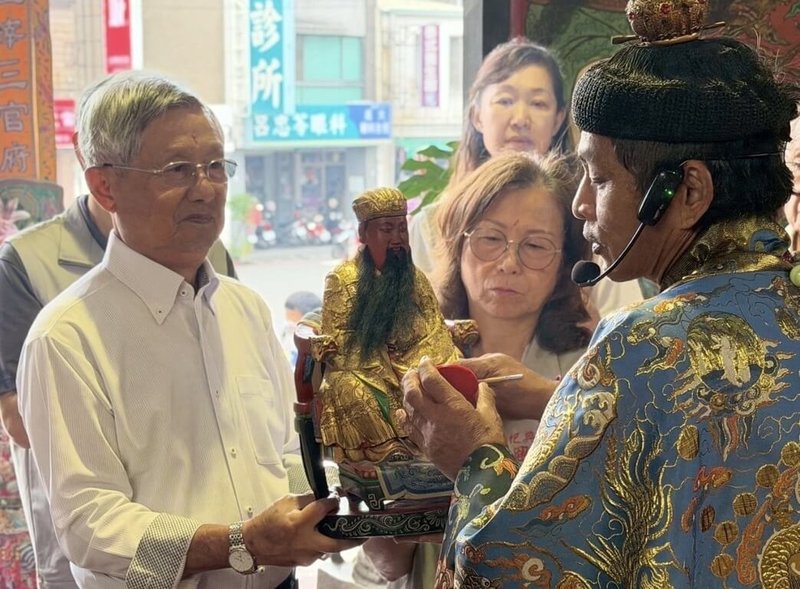 台南市北區祀典興濟宮1日迎回1尊在外超過100年的保生大帝神像，這尊神像原由前台南市長辛文炳家族從興濟宮請回家奉祀，象徵延續百年信仰情誼。（祀典興濟宮提供）中央社記者張榮祥台南傳真　115年5月1日