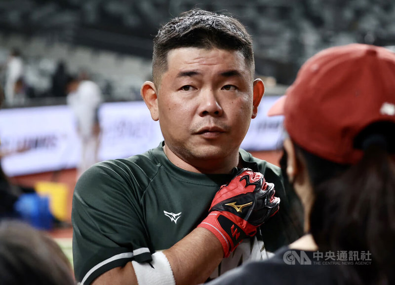 中華職棒台鋼雄鷹隊捕手劉時豪（中）4月中旬跑壘時受傷下二軍，近期在一軍隨隊觀察，等待機會回歸。中央社記者蘇志畬攝　115年5月1日