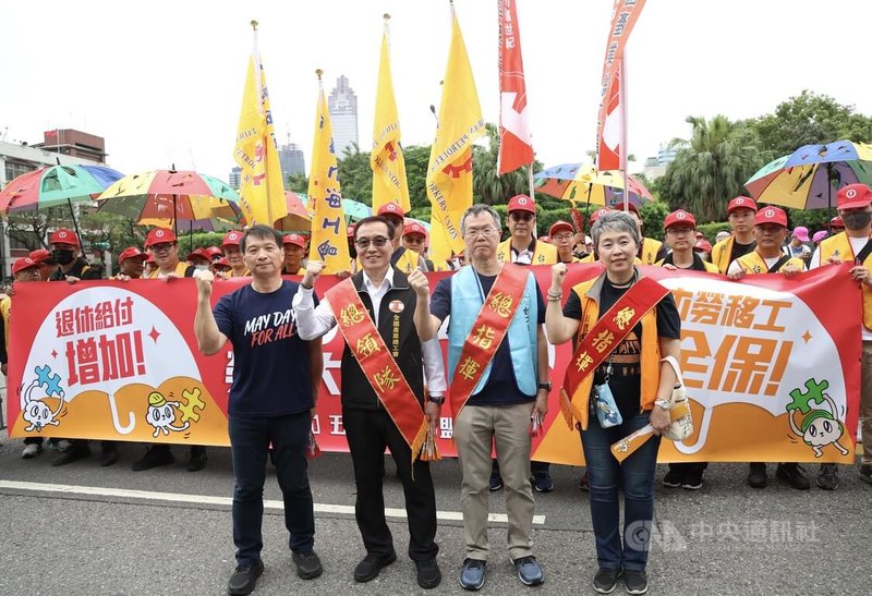 勞工大遊行由全國產業總工會理事長戴國榮（左2）擔任總領隊、台灣工人鬥陣總工會副理事長曲佳雲（右1）、台北市產業總工會理事長邱奕淦（右2）擔任總指揮。中央社記者張新偉攝　115年5月1日