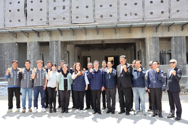 行政院長卓榮泰（前右6）1日在海洋委員會主委管碧玲（前左6）、連江縣長王忠銘（前右5）等人陪同下，視察海巡署艦隊分署第十（馬祖）海巡隊廳舍新建工程進度，並慰勉第一線執勤同仁。中央社記者潘欣彤攝　115年5月1日