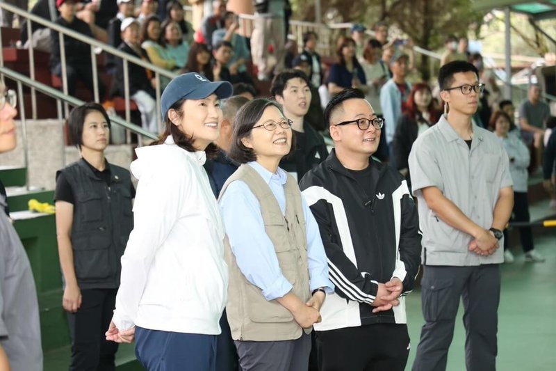 前總統蔡英文（前中）1日在基隆市議長童子瑋（前右）陪同下到基隆碇內15號公園風雨球場，為銘傳國中籃球隊加油。（童子瑋辦公室提供）中央社記者沈如峰基隆傳真 115年5月1日