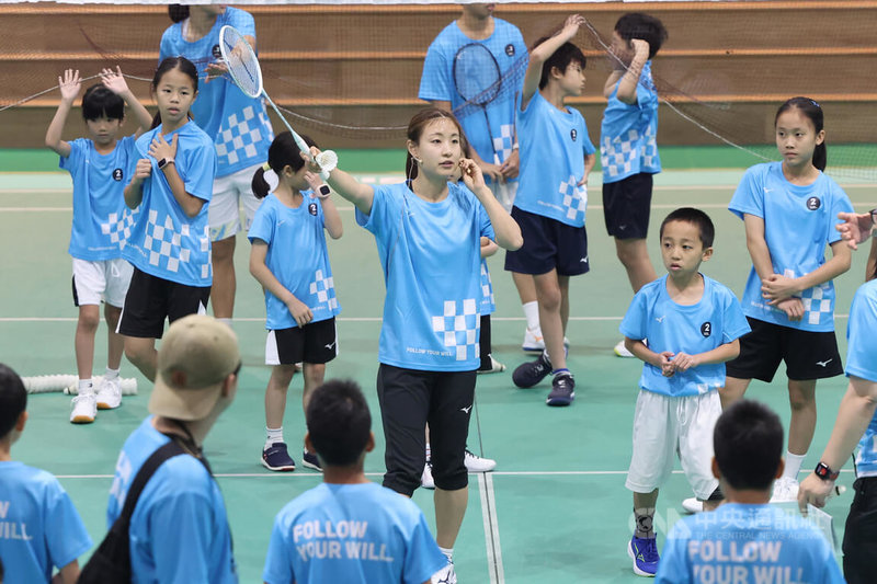 日本羽球名將奧原希望（中）來台參與Mizuno「Follow Your Will Session」活動，1日上午在台北市立大同高中指導來自全台各地的國小選手，從基礎動作、場上節奏到實戰觀念皆傾囊相授。中央社記者趙世勳攝　115年5月1日