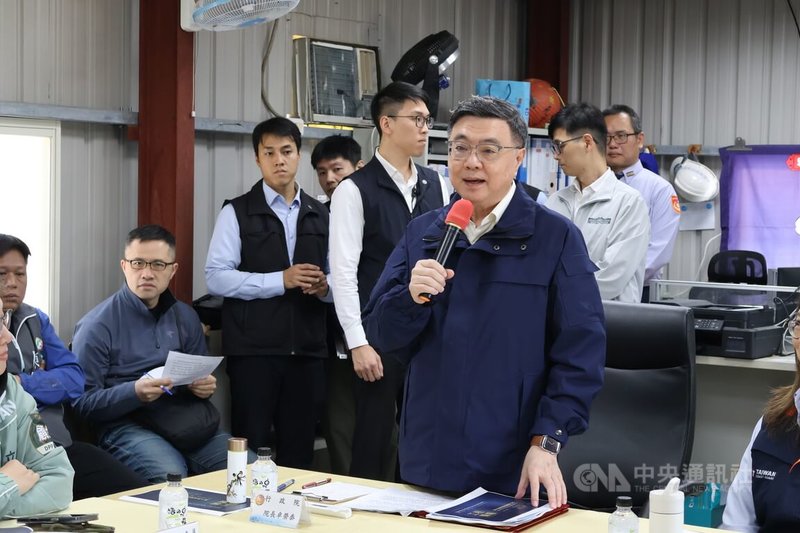 行政院長卓榮泰（前右）1日到連江縣視察海巡署艦隊分署第十（馬祖）海巡隊廳舍新建工程，他說，馬祖位於中華民國最北疆，更是前線，海巡弟兄保衛邊境不會因為離島、本島而有差距。中央社記者潘欣彤攝　115年5月1日