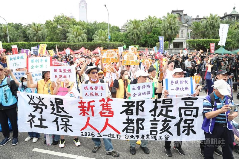五一行動聯盟「勞工大遊行」1日下午在凱道集結、出發，工會團體拉起白布條表達心聲與訴求。中央社記者張新偉攝　115年5月1日