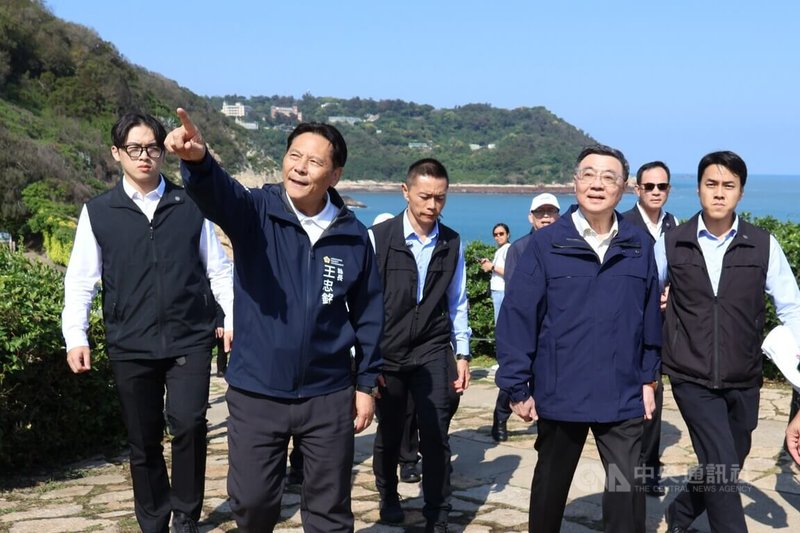 行政院長卓榮泰（前右2）1日在馬祖視察「南竿北海坑道遊憩系統無障礙設施進度」，連江縣長王忠銘（左2）陪同。卓榮泰表示，政府將持續完善無障礙環境建設，打造更友善的觀光空間。中央社記者潘欣彤攝　115年5月1日