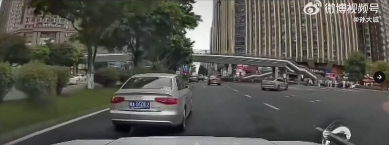中國四川省成都市1日一輛轎車突然衝撞正在過馬路的行人，過程被後方車輛的行車紀錄器拍下。（圖取自x.com/whyyoutouzhele）
