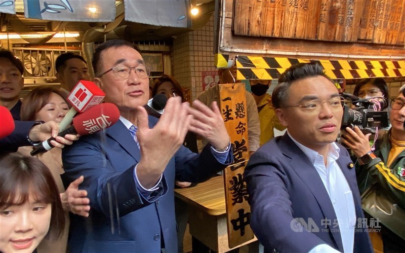 國民黨新北市長參選人李四川(中左)30日出席中央勞工委員會115年模範勞工表揚大會,離去時,婉拒大批媒體堵訪,並未表達時事議題意見。圖前右為國民黨立委洪孟楷。中央社記者黃旭昇攝 115年4月30日
