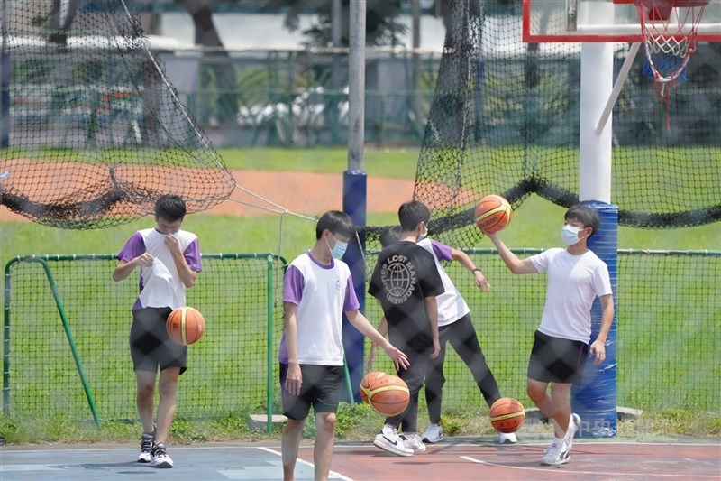 圖為台北市學生上體育課。（中央社檔案照片）