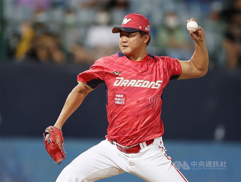 中職味全龍隊左投王定穎先前兩度動刀，神經有點受傷導致手指尾端會麻，預計本月會動小手術處理。（中央社檔案照片）