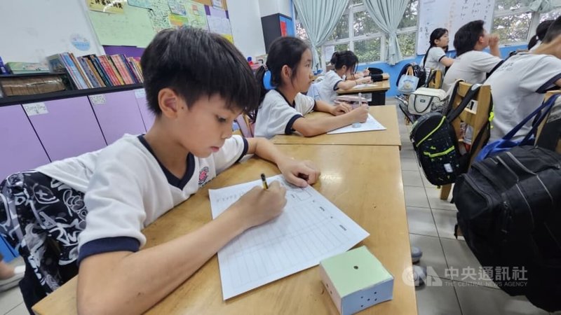 馬來西亞吉隆坡台灣學校以正體中文教學為核心，並推動華語、英語與馬來語三語並行教學，兼顧在地融入與國際接軌。圖為台校學生上課學習馬來語。中央社記者黃自強吉隆坡攝　115年5月1日